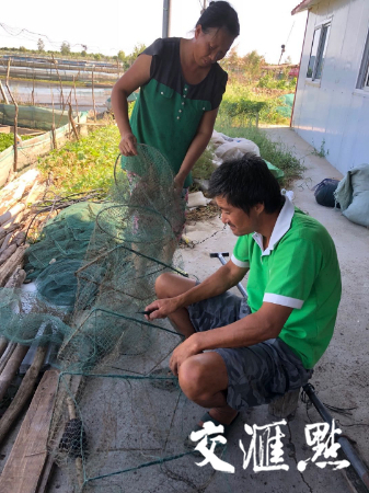 渔民织网生产自救。
