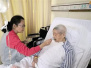 百岁妈妈住院20余日未进食 三个古稀子女24小时护理