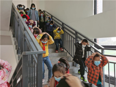郑州高新区宏达路小学开展防震减灾疏散演练活动