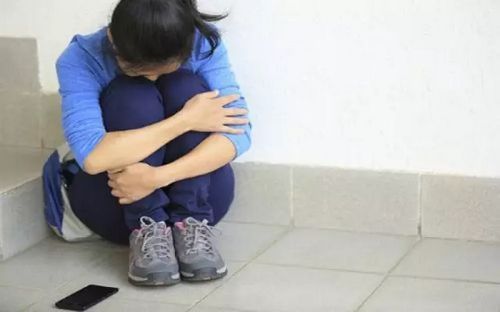 15岁女生抽烟喝酒闹自杀还乱搞 学校:青春期叛