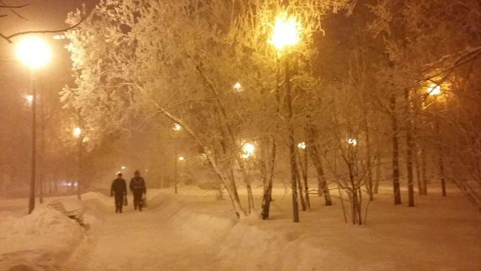 在西伯利亚，两名男子正在散步。