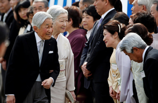 日本天皇夫妇举办春季游园会 女客着和服参加