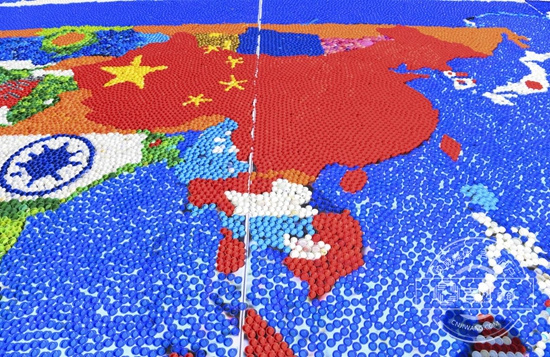 长春光华学院师生30万个瓶盖拼贴巨型世界地图图片