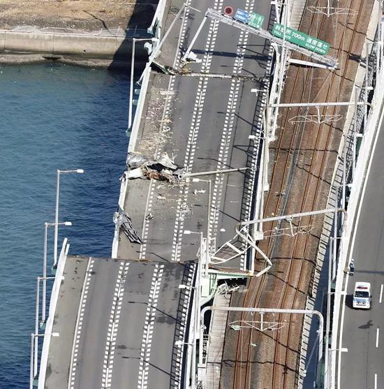 这是9月5日所摄在台风中受损的日本关西国际机场联络大桥。（新华社/共同社）