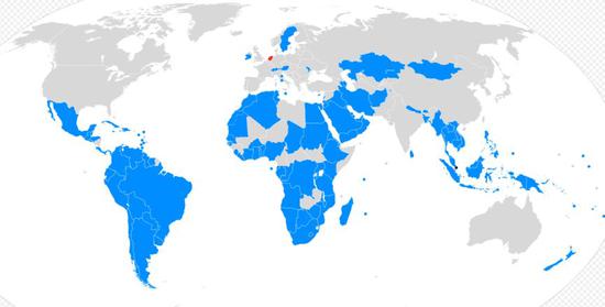  （上图更加直观地反映了赞同、反对、弃权和没有参加投票的各国，蓝色是赞同，红色是反对，黑色是弃权，其他为未投票。）