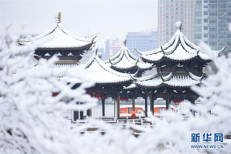 这是2月8日在江苏南通濠河风景区拍摄的雪景。2月7日至8日，江苏多地迎来降雪天气。 新华社发（宋诚林 摄）