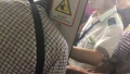 哭笑不得！重庆男子乘坐轻轨 强行冲关脖子被夹住