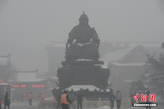 11月29日，内蒙古首府呼和浩特的空气质量指数呈重度污染，能见度极低，不久前，内蒙古气象局曾发布称内蒙古空气质量50余年来最差。刘文华 摄