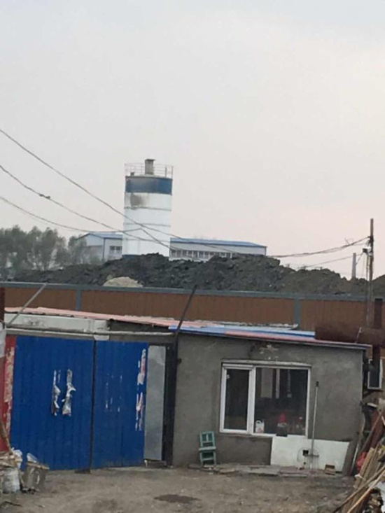 哈尔滨一混凝土厂被指逼走小学 环保局:有手续