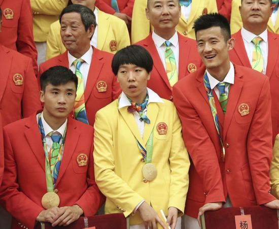 这是参加会见的运动员曹缘、李晓霞和谌龙（前排从左至右）。新华社记者兰红光摄