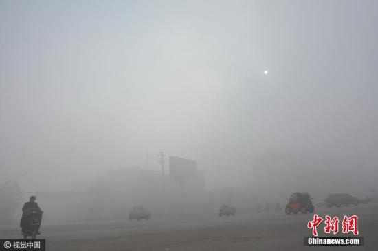 2016年12月4日10时许，河北省邯郸市肥乡区城区被雾霾“封锁”，据中国环境监测总站10时许发布数据显示，邯郸地区空气质量指数为398严重污染。图片来源：视觉中国