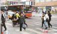 斑马线前您先行，公交车礼让行人成徐州城市文明一景