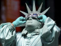 美国纽约　男子装扮成自由女神像观看日食