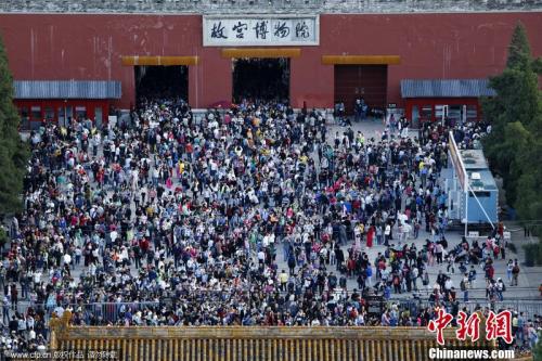 资料图：国庆假期，北京故宫玄武门附近游人如织。米杜 摄 图片来源：CFP视觉中国