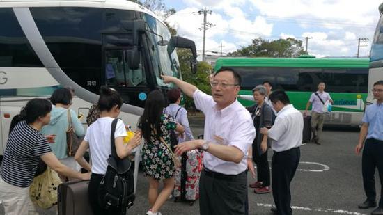 中国驻大阪总领馆工作人员协助滞留关西国际机场的中国旅客撤离。（中国驻大阪总领馆网站）