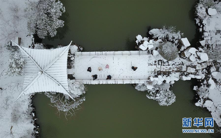 2月8日，游人在江苏省扬州市瘦西湖风景区赏雪游玩（无人机拍摄）。2月7日至8日，江苏多地迎来降雪天气。 新华社发（孟德龙 摄）