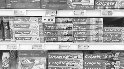 高露潔牙膏幾乎占領著新西蘭整個牙膏市場，貨架上擺滿高露潔全效牙膏