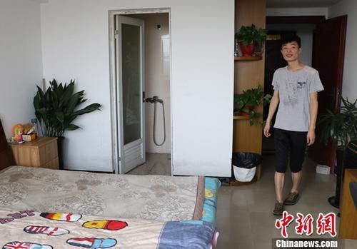8月9日，台州玉环一名小伙展示自己通过当地租房平台找到的房子。<a target='_blank' href='http://www.chinanews.com/'>中新社记者 王刚 摄