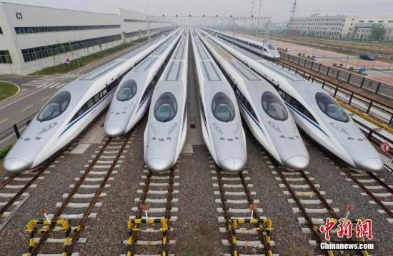 中国高铁的这五年迎来诸多世界第一。2012年12月26日，世界里程最长的高铁——京广高铁正式全线通车；2014年12月26日，世界上一次性建成里程最长的高铁——兰新高铁全线贯通；2017年9月21日，世界上高铁商业运营速度最快的高铁——京沪高铁“复兴号”实现350公里时速运营。截至2016年底，中国高铁运营里程超过2.2万公里，位居世界第一位。“四纵四横”高铁网络已基本建成。同时，中国高铁以先进的技术、完善的设备及全球互利共赢的理念被世界所认可，代表着今天的中国产业从“制造”到“创造”的升级。高铁不仅改变了城市间的距离，也悄悄改变着中国人的生活方式和思维方式，异地置业，跨省上班，双城生活…...