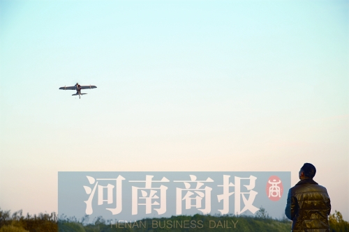 苏雷波遥控着一架“飞机”，他远远望着自己的杰作，仿佛自己也跟着飞上了天空