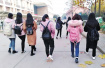 漯河高校学生提议背书包进课堂　拒绝玩手机