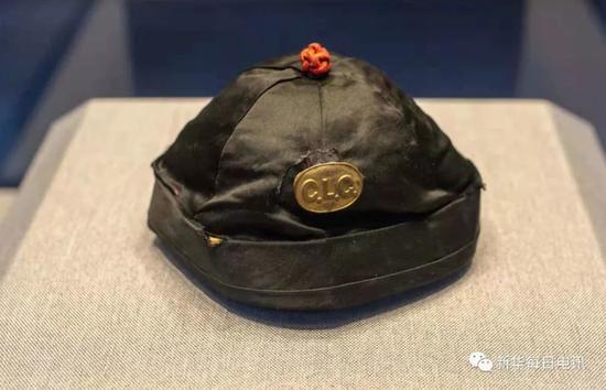 一战华工佩戴的帽子，帽徽上的“CLC”是英国招募的华工军团Chinese Labour Corps的缩写（10月28日摄）。新华社记者 王阳 摄