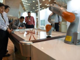 和机器人打桌上冰球！在夏季达沃斯现场感受创新魅力