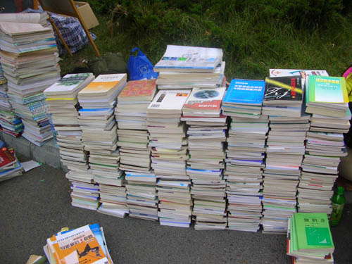毕业季海量书籍走向废品站:卖一麻袋书只能买