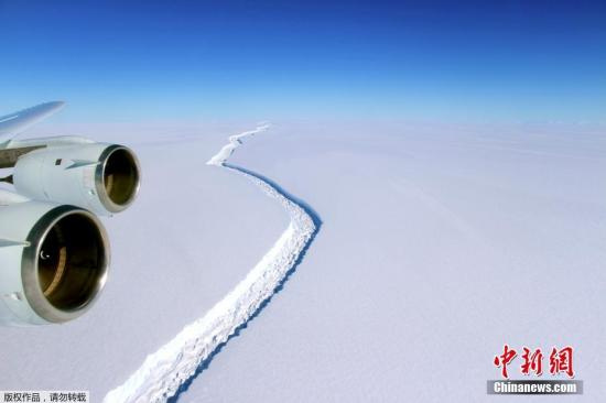 2017年7月12日讯，欧洲航天局发布卫星图象显示冰山一角，约6000平方公里。外媒称，科学家们6月28日宣布，世界上有记录以来的最大冰山之一有可能在“几小时、几天或几周内”脱离南极一处冰架。图为2016年NASA在官网公布了一张南极洲最大冰架——拉森C冰架裂口的照片。