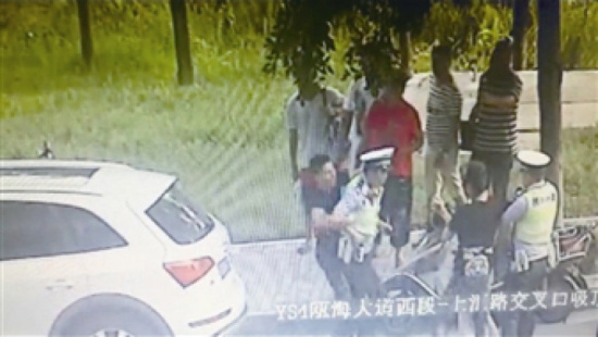温州交警遇最严重暴力抗法事件:两兄弟将民警