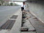 郑州一天桥下人行道坍塌存隐患　时隔半月无人来处理