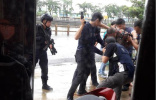 实拍台湾高雄街头警匪枪战：警方连开16枪　意外伤及路人