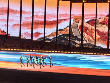 杭州亚运会开幕式现场：升国旗，奏唱国歌